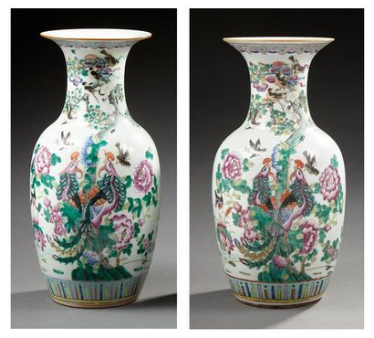 CHINE Paire de vases en porcelaine de forme balustre, décorées en émaux de la famille...
