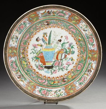 CHINE (Canton) Grande assiette en porcelaine décoré en émaux de la famille verte...