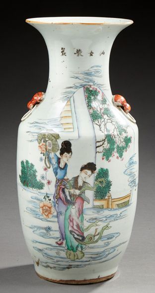 CHINE Vase en porcelaine de forme balustre décoré en émaux de la famille verte de...