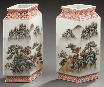 CHINE Paire de vases en porcelaine à quatre côtés en forme de losange, décorés en...