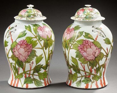 CHINE Paire de potiches couvertes en porcelaine décorées en émaux de la famille rose...