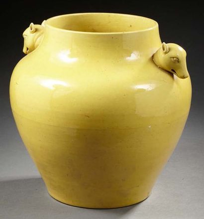 CHINE Beau vase de forme balustre les anses en relief figurant des têtes de daims...