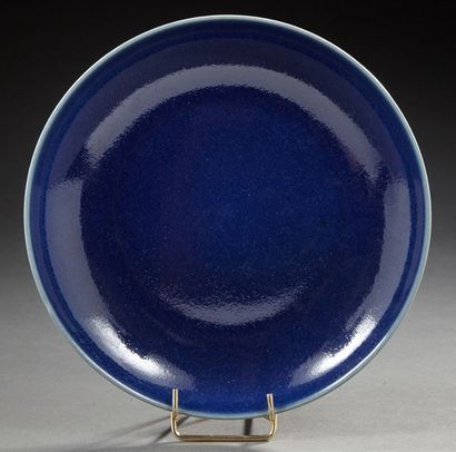 CHINE Coupe circulaire sur léger pied en porcelaine à fond monochrome bleu de cobalt....