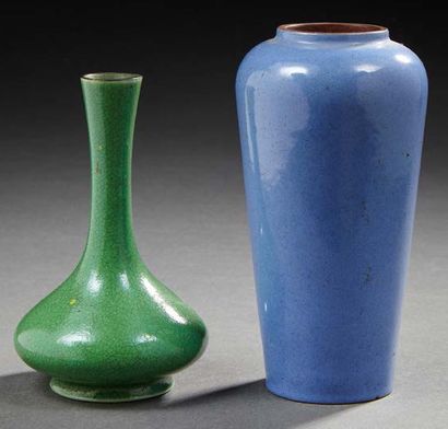 CHINE Deux vases en céramique monochrome l'un vert l'autre bleu.
Epoque moderne.
H....