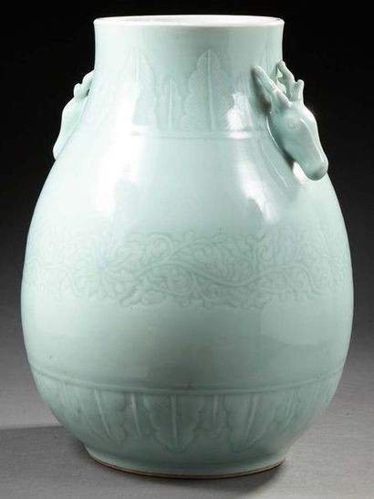 CHINE Vase en porcelaine de forme balustre à deux anses figurant des têtes de cervidés...