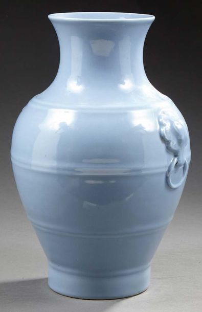 CHINE Vase en porcelaine de forme balustre annelée sur le corps à deux anses figurant...