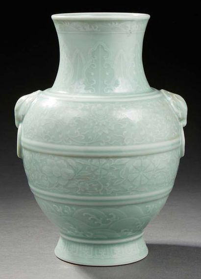 CHINE Vase de forme balustre à deux anses figurant des têtes d'éléphant annelées...