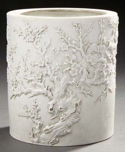 CHINE Pot à pinceaux en biscuit blanc de forme cylindrique à décors moulé en léger...