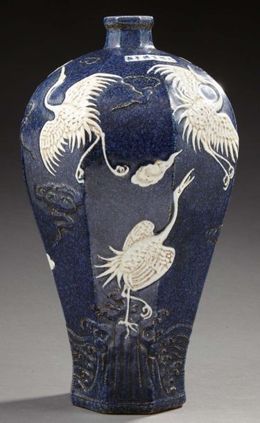 CHINE Vase Meiping de forme octogonale à fond bleu décoré en léger relief de grues...