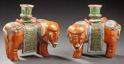 CHINE Paire de figurines en porcelaine représentant deux éléphants surmontés d'une...