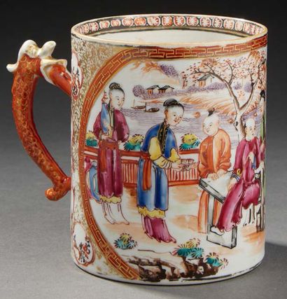 CHINE Chope cylindrique en porcelaine décorée en émaux de la famille rose de personnages...