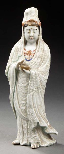 JAPON, Kutani Figurine représentant une Kannon drapée en porcelaine tenant d'une...