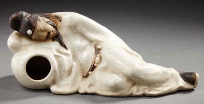 JAPON Figurine en céramique à couverte beige craquelée représentant un moine soûl...