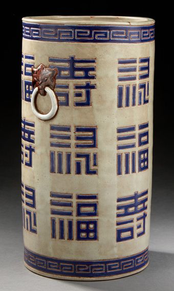 JAPON Grand vase rouleau en porcelaine emaillé à motif de calligraphies, symboles...