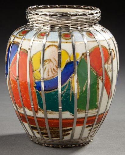 JAPON Vase en porcelaine à monture en argent à motif de vannerie.
H. : 14 cm