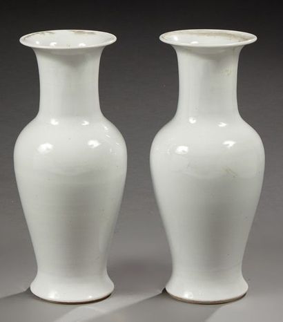 CHINE Paire de vases balustre en porcelaine blanc monochrome.
XXe siècle.
Dim. :...