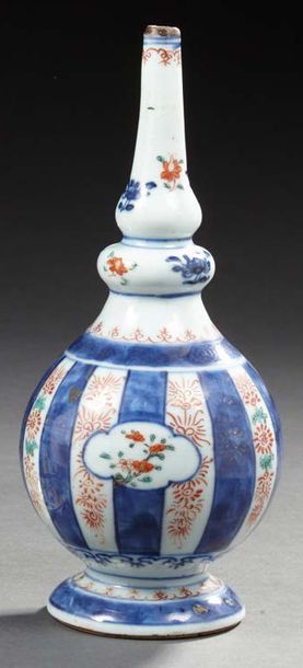 CHINE Aspersoir à parfum en porcelaine décoré dans la palette Imari de fleurs alternées...