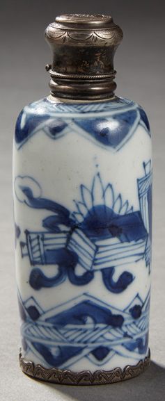 CHINE Flacon cylindrique en porcelaine décoré en bleu sous couverte de fleurs et...