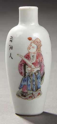 CHINE Flacon tabatière à priser en porcelaine de forme ovoïde décoré en émaux de...