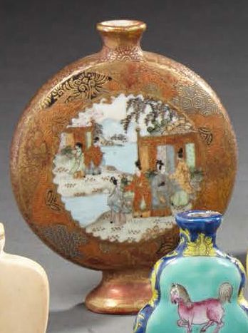JAPON, SATSUMA Petit vase à panse circulaire applatie (moon flask) en porcelaine,...
