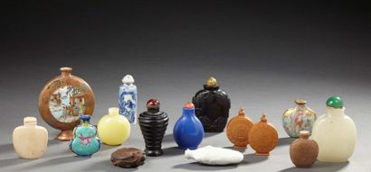 CHINE Petite collection de treize flacons tabatière à priser en porcelaine, en verre...