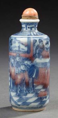 CHINE Flacon tabatière à priser en porcelaine décoré en bleu et rouge de cuivre d'une...