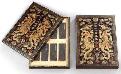 CHINE Deux coffrets rectangulaires en bois laqué à fond noir décoré de dragons à...