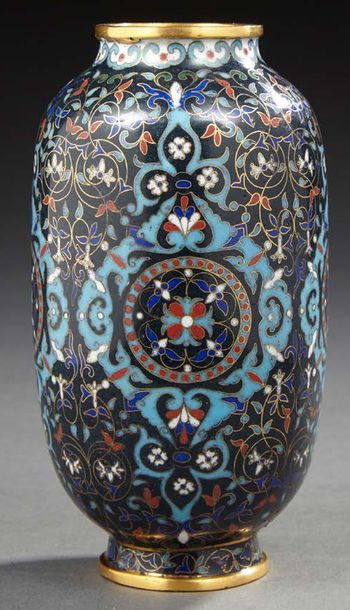 CHINE Petit vase en bronze cloisonné de forme ovoïde à fond bleu décoré en polychromie...