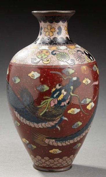 CHINE Vase en bronze cloisonné de forme balustre décoré en émaux de la famille rose...