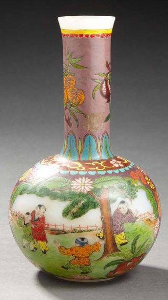 CHINE Vase à long col étroit en verre décoré en polychromie d'enfants jouant dans...