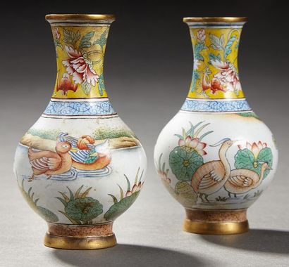 CHINE Paire de vases miniature de forme balustre en bronze émaillé peint en polychromie...