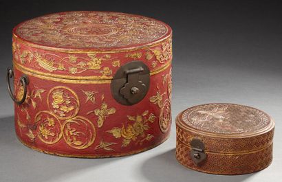 CHINE Deux boites couvertes circulaires, la grande en bois laqué rouge décorée en...