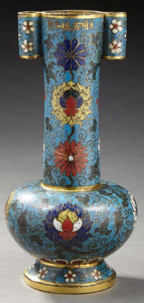 CHINE Vase en bronze cloisonné à motif floral. Porte des marques à six caractères.
Style...