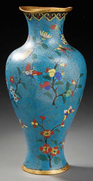 CHINE Vase en bronze cloisoné à motif floral.
Fin XIXe siècle.
H. : 32 cm
(accid...