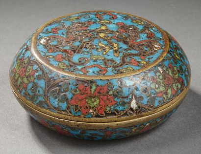 CHINE Boite couverte de forme circulaire en bronze cloisonné à fond turquoise décoré...