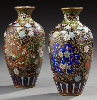 JAPON Deux paires de vases miniatures en bronze cloisonné. L'une de forme balustre,...