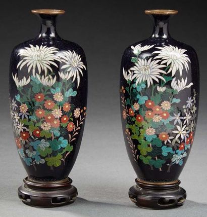JAPON Paire de vases miniature en bronze émaillé de forme hexagonales à fond noir...