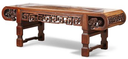 CHINE ou INDOCHINE Table basse en bois sculpté et ajouré, les bords à enroulements...