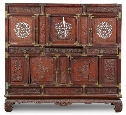 CHINE Cabinet en bois sculpté et ajouré, à motifs de feuillages, volatilles et vases...