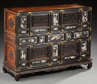 CHINE ou INDOCHINE Cabinet en bois sculpté et ajouré, à motifs de feuillages, volatilles...