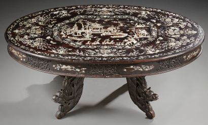 INDOCHINE Table basse à plateau en bois incrusté de nacre à motif de feuillages,...