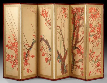 CHINE Paravent à six panneaux ornés de peintures sur soie, figurant fleurs de prunus...