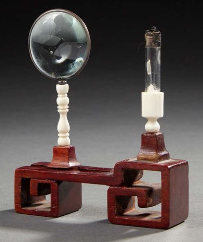CHINE Rare instrument miniature composé d'une loupe à manche en ivoire tourné et...