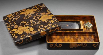 JAPON Boite écritoire de forme carrée en laque à fond noir décorée à l'or de pivoines...