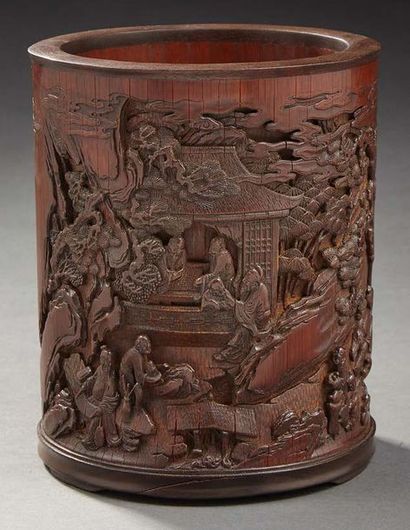 CHINE Large porte-pinceau de lettré en bambou sculpté de scènes représentant des...