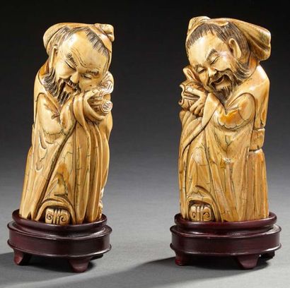 CHINE Ensemble de quatre sculptures en ivoire chacune soclée et signée
Epoque première...