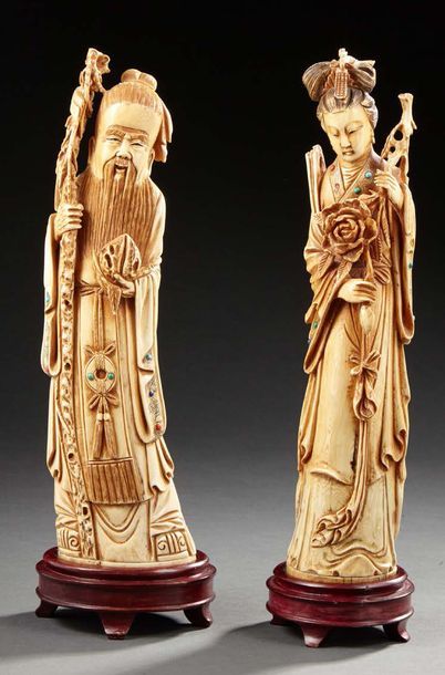 CHINE Ensemble de quatre sculptures en ivoire chacune soclée et signée
Epoque première...