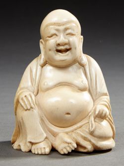 CHINE Figurine en ivoire sculpté représentant un bouddha assis
Premier tiers du XXe...
