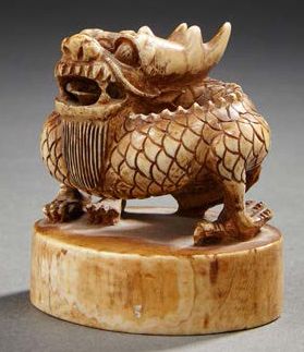 CHINE Sceau fantaisie en ivoire sculpté représentant un dragon enroulé
Epoque moderne,...