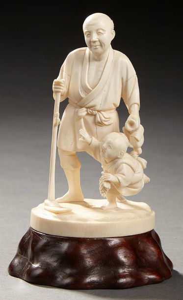 JAPON Okimono en ivoire sculpté représentant un paysan marchant, tenant une bêche....